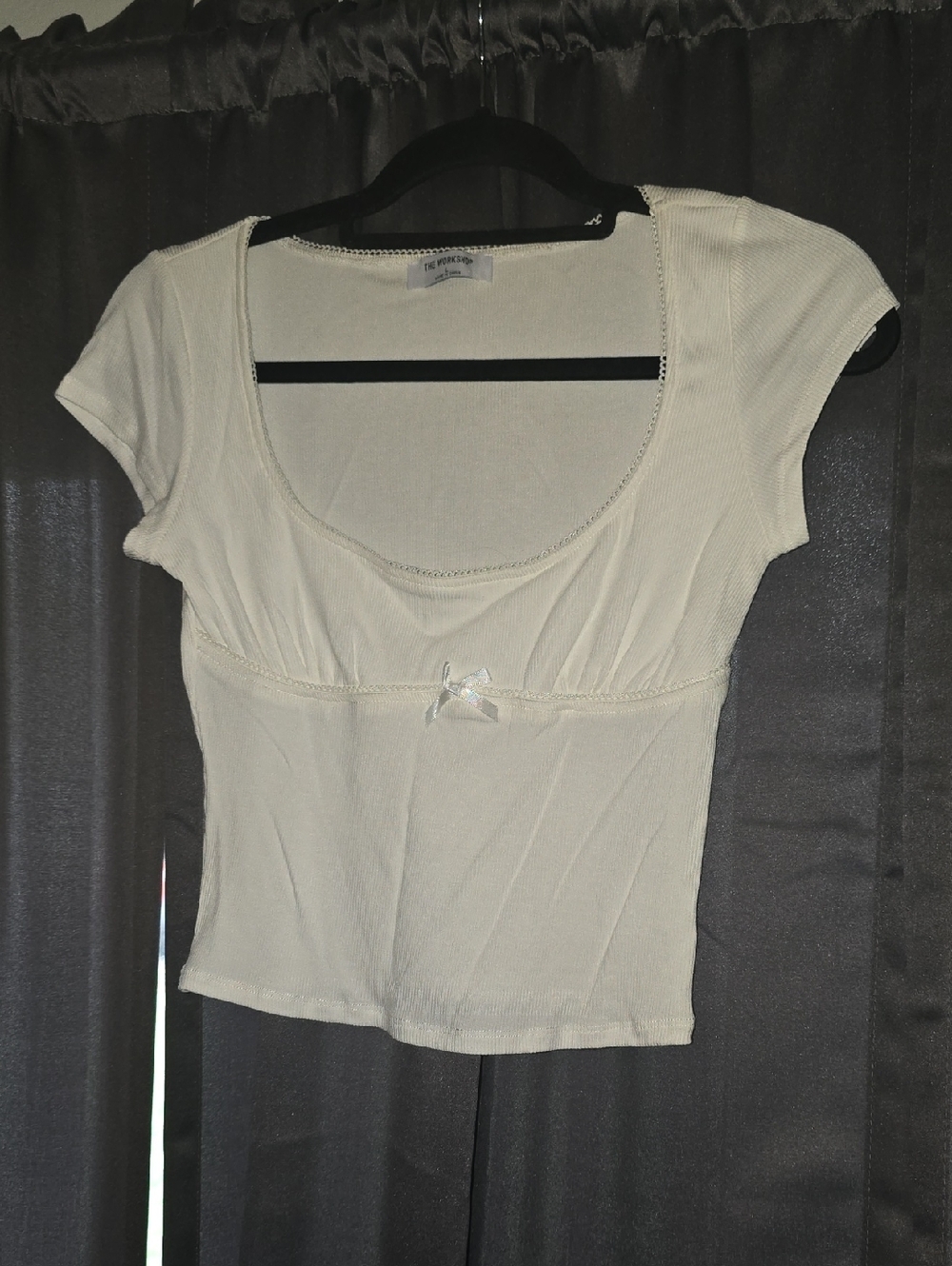 Women’s White Scoop-Neck Cropped Tee with Bow Accent
